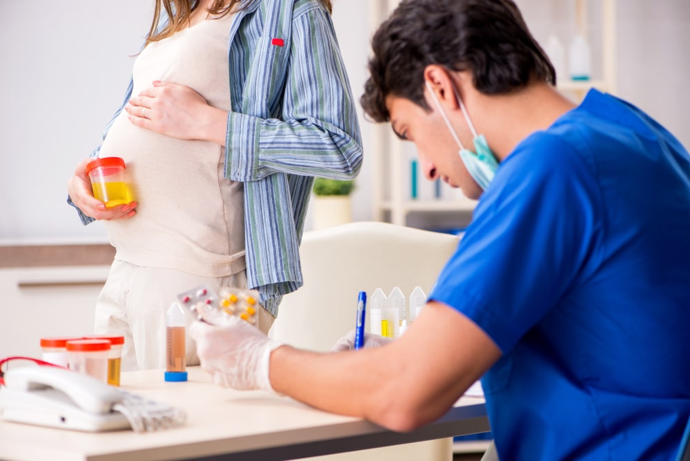 Une femme enceinte est examinée par un médecin.