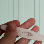 Ligne blanche sur un test de grossesse : résultat invalide